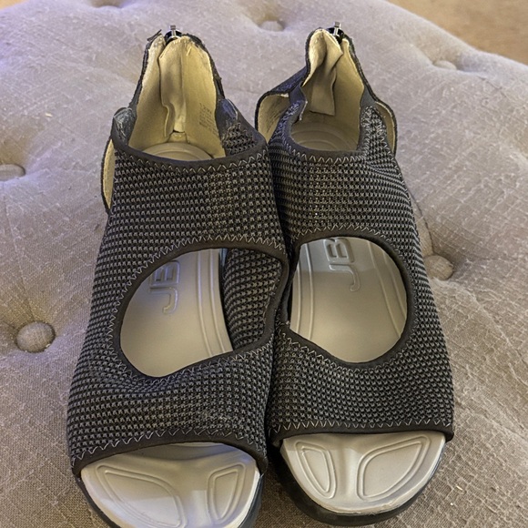 JBU Black and Gray Open-Toe Margot Style Sandals - Picture 2 of 10